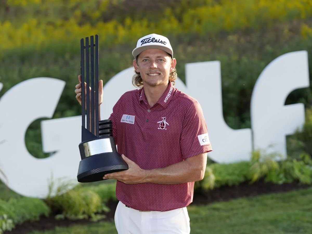 Cameron Smith celebrates with the trophy after winning the LIV Golf Invitational Chicago in September 2022.